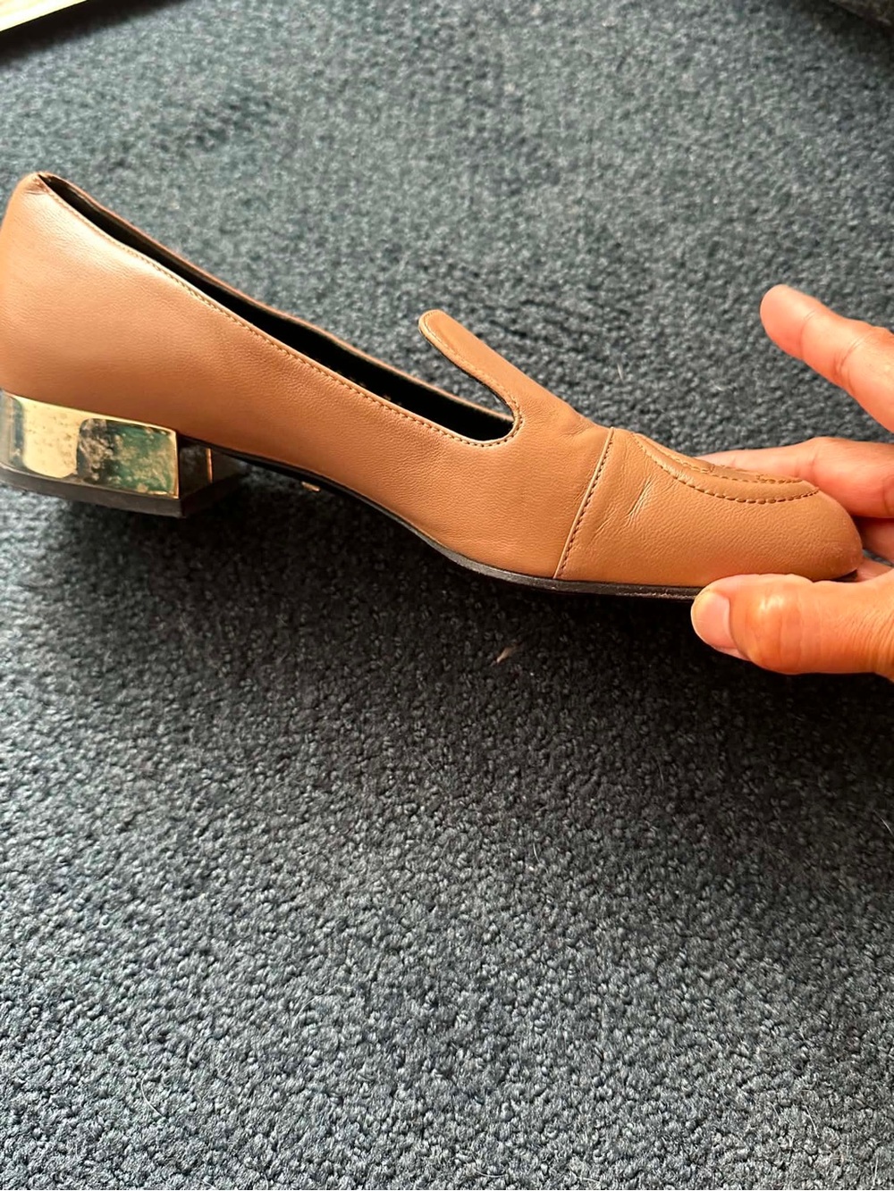 Gucci Women's Tan Leather Loafers with Signature Logo - Picture 9 of 11